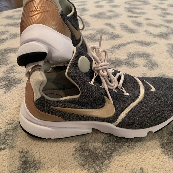 NIKE- 3 Pairs Of Sneakers/Running Shoes - Picture 4 of 7